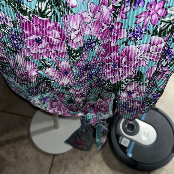 Floral Blouse with ties on the side - Picture 3 of 8